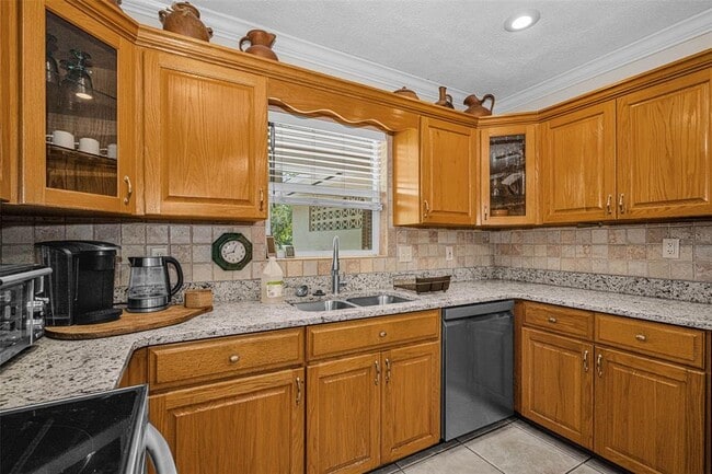 Building Photo - 253 Park Cir S