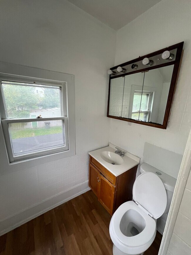 Building Photo - 4 Bedroom Single Family in Cleveland ,Ohio