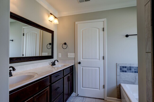 Building Photo - 1008 Meadowview Ln