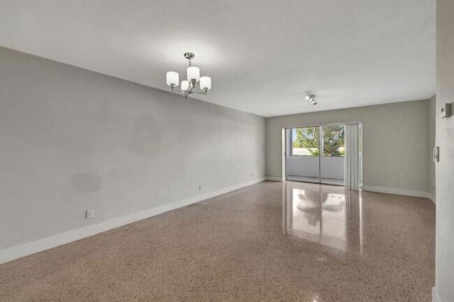 Building Photo - 2190 NE 51st Ct