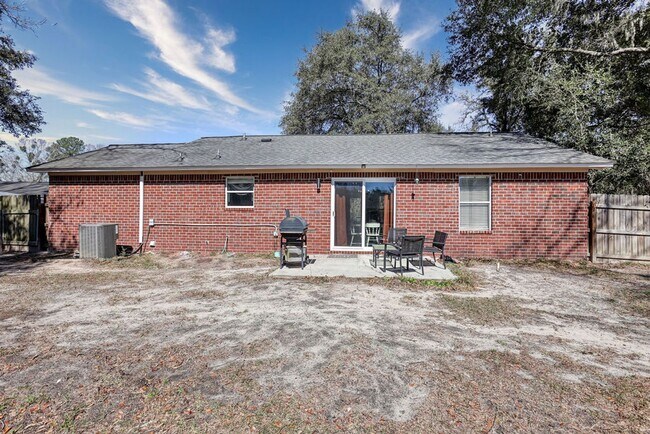 Building Photo - 3 BED | 3 BATH | POOLER | FURNISHED