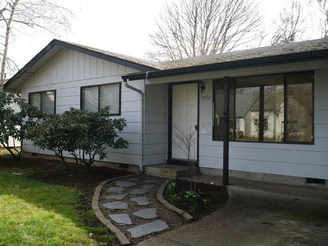 Building Photo - Winter Special-$300 Off 1st Mo.-A beautiful house to make your home