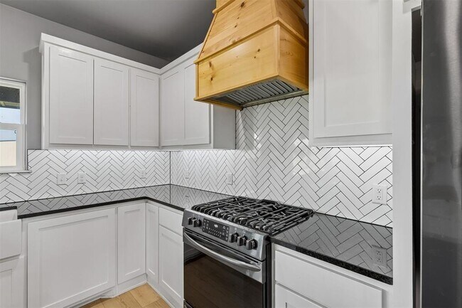 Building Photo - 4930 Meadow Dr