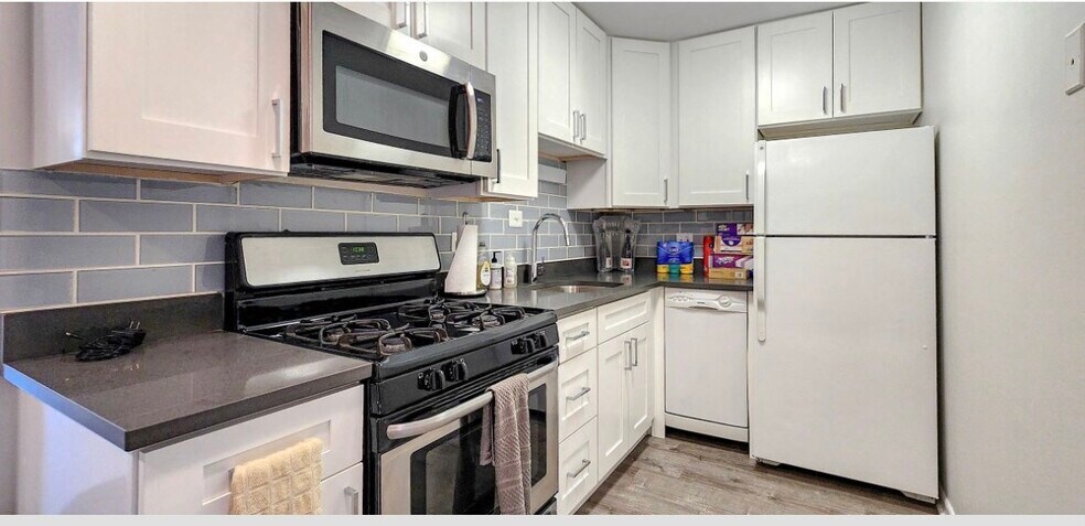 Building Photo - 3900 N Pine Grove Ave