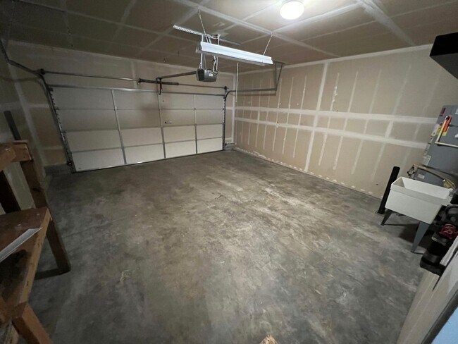 Building Photo - 3 Bedroom DuPont Home with Loft