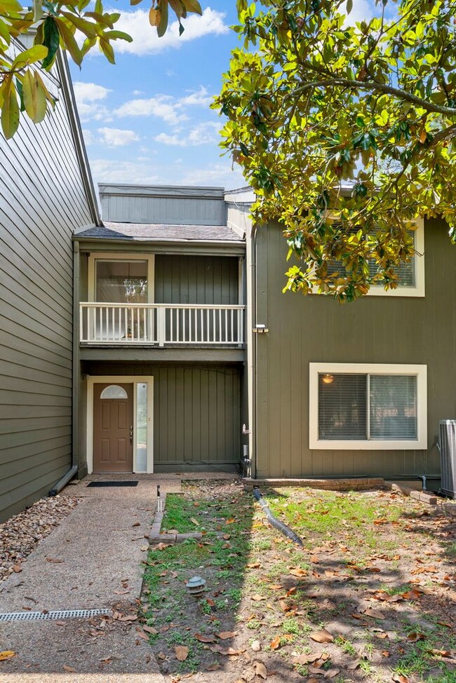 Building Photo - Waterfront Townhome in Elkins Lake