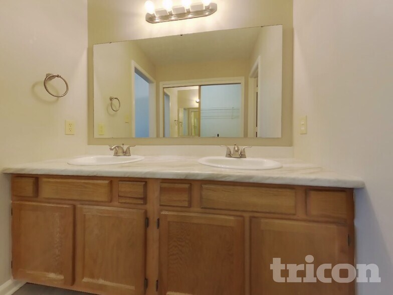 Building Photo - 2342 Valley Creek Way