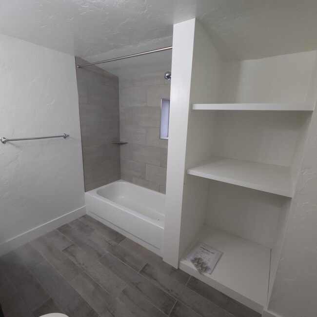 Building Photo - 517 N M St