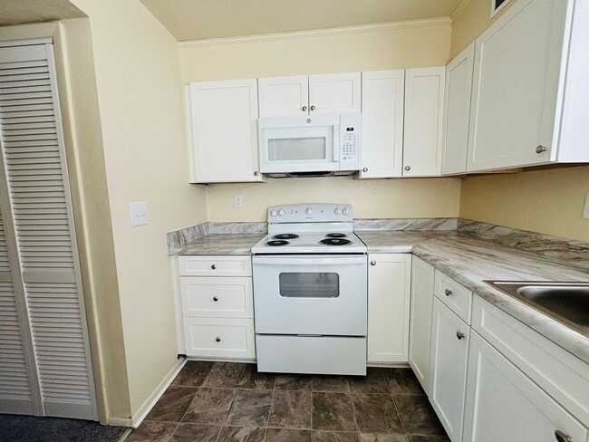 Building Photo - 2 Bedroom, 1.5 Bath Townhouse