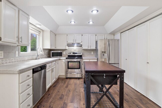 Building Photo - Spacious 5 Bed 3 Bath Home north Spokane with tons to offer