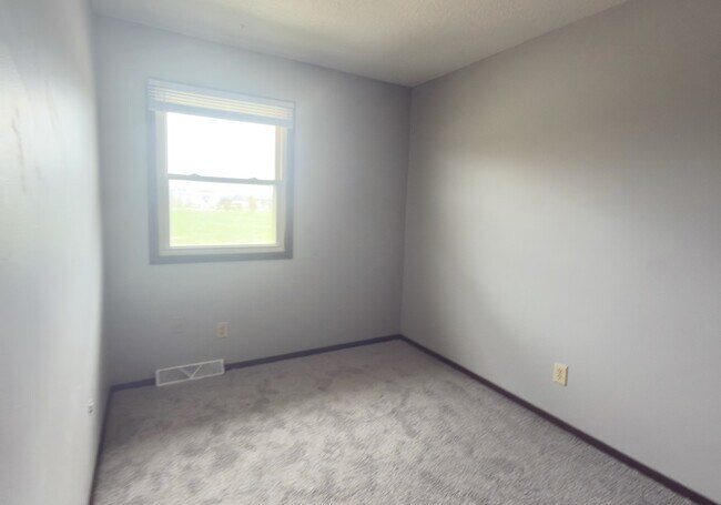 Building Photo - 5326 N Division St