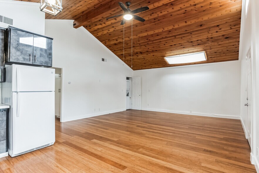 Kitchen view leading to Living room - 4708 Orion Ave