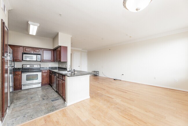 Building Photo - 7575 Kirby Dr