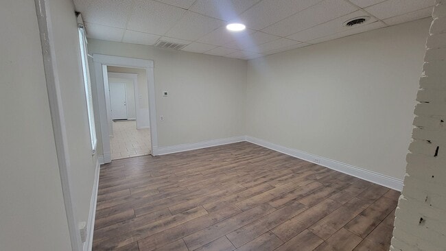 Building Photo - Shotgun Styled One Bedroom Close To UOfL