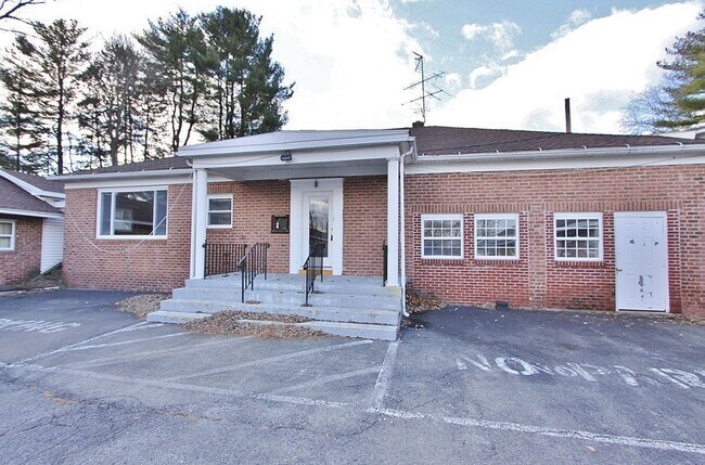 Building Photo - Large 4 bedroom, 2 bath home for rent in R...