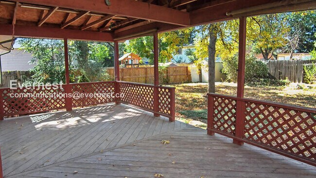 Building Photo - 2115 Diana Dr