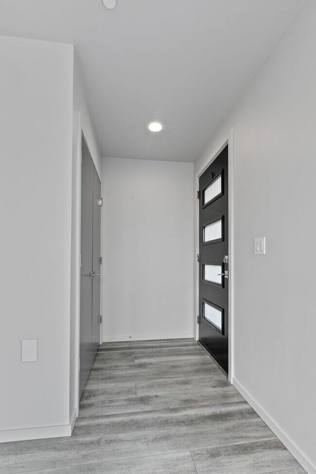 Building Photo - Stunning Ultra-Modern Capitol Hill View Home with Air Conditioning