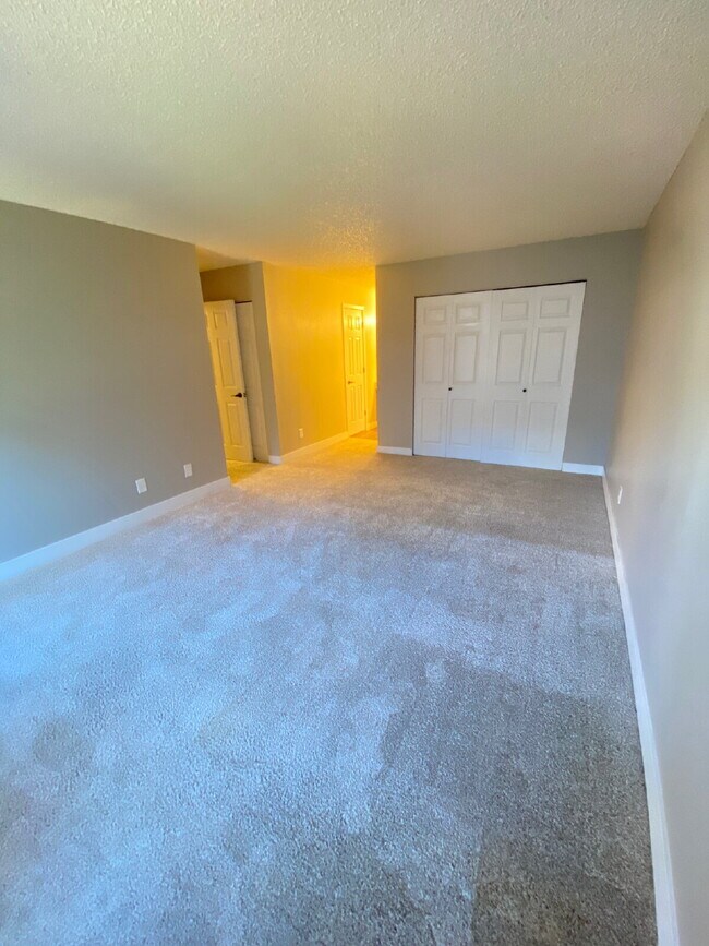 Building Photo - MOVE IN SPECIAL**  On This Spacious 3 Bed,...