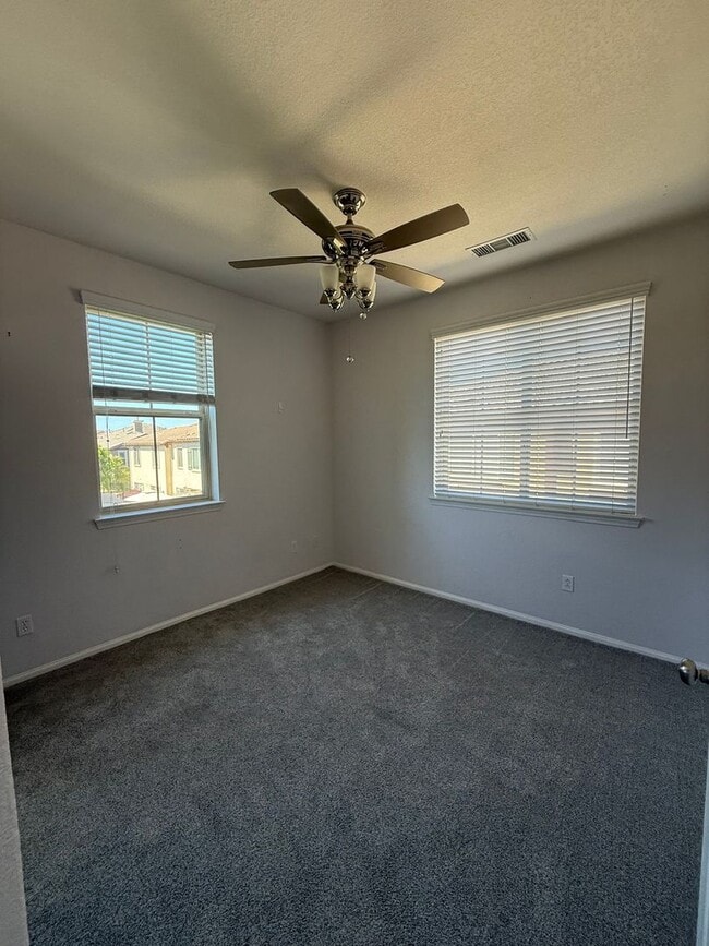 Building Photo - 3 bed, 2 1/2 bath townhome in Moorpark