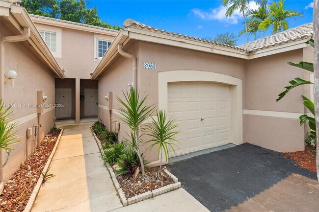 Building Photo - 2082 Madeira Dr