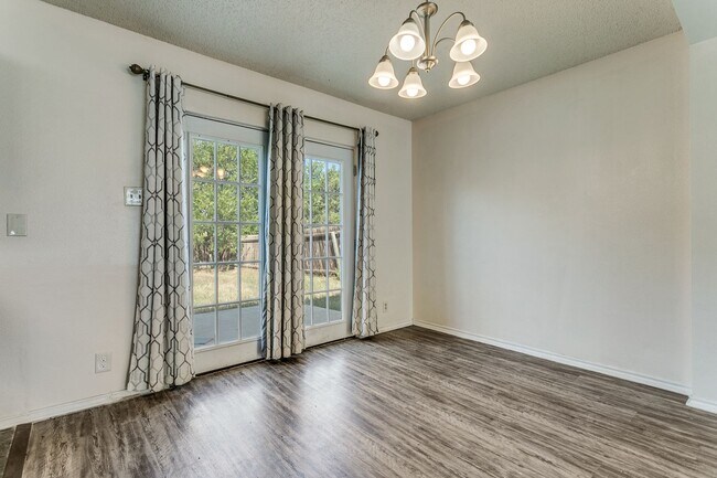 Building Photo - 3-BEDROOM HOME IN CANDLEWOOD PARK