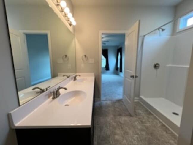 Building Photo - Spacious