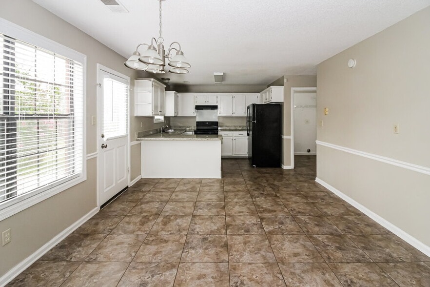 Building Photo - 8220 Glynn Vale Cove S