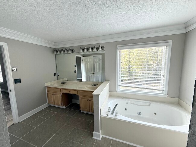 Building Photo - 1601 Willow Way