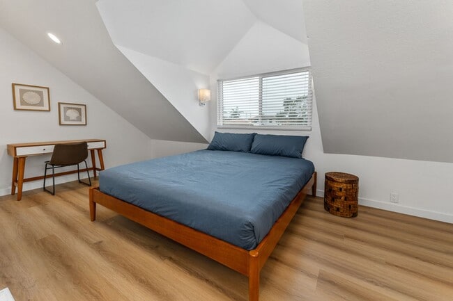 Building Photo - NEW Remodeled and furnished, 4 bed 3 bath available September 2026 to May 2027