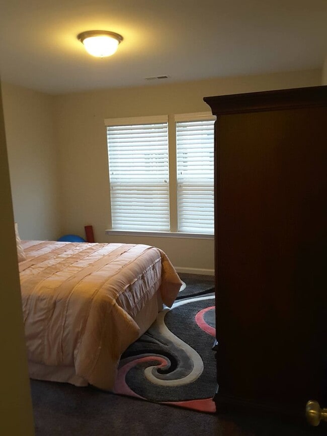 Building Photo - Liberty Crossing