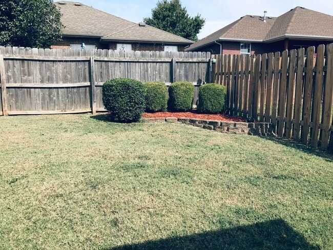 Building Photo - Executive Rental All Brick Home near South...