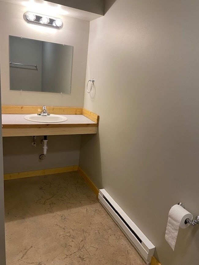 Building Photo - Newer Build - Immaculate 4-5 bed 3.5 Bath Townhouse