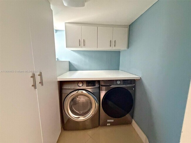 Building Photo - 879 NE 195th St