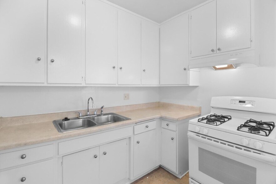 Primary Photo - 11660 Chenault St