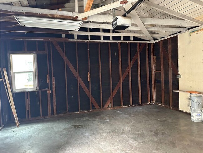 Building Photo - 4930 N Vincent Ave