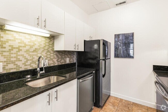 Building Photo - 218 Thorndike St