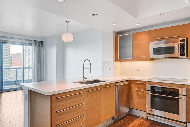 Building Photo - Turnberry Towers 2705W-City/Golf Course Views from this Stunning 1Bd/1.5Ba Residence