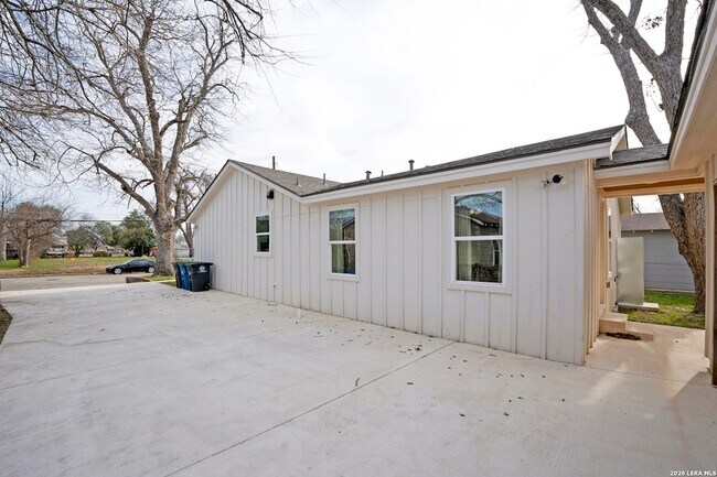 Building Photo - 839 Oasis St