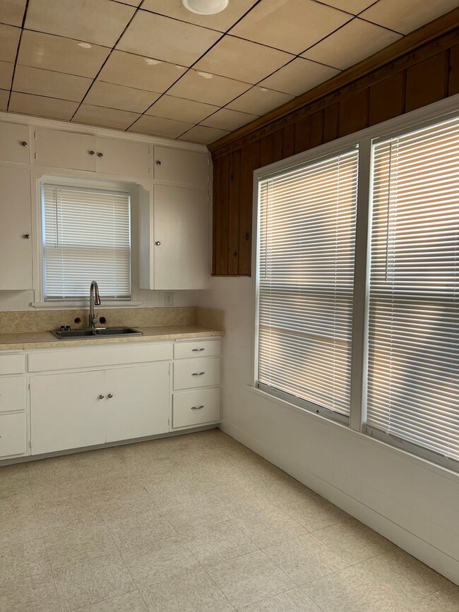 Building Photo - Kemp St Studio Apartment