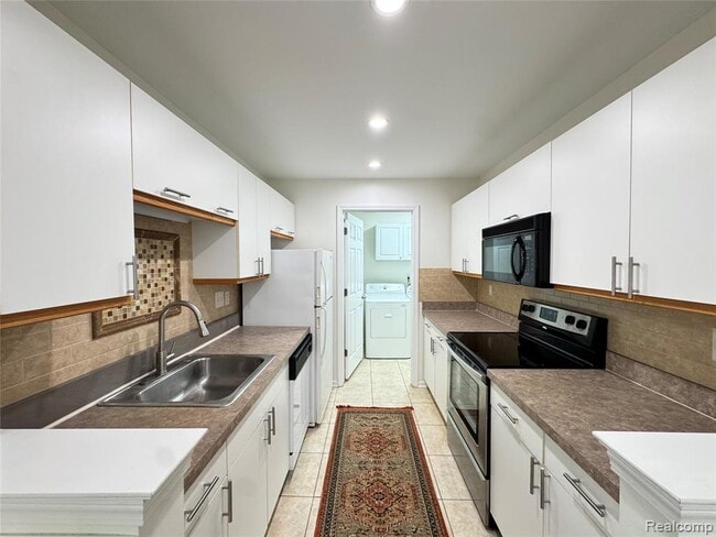 Building Photo - 5472 Pine Aires Dr