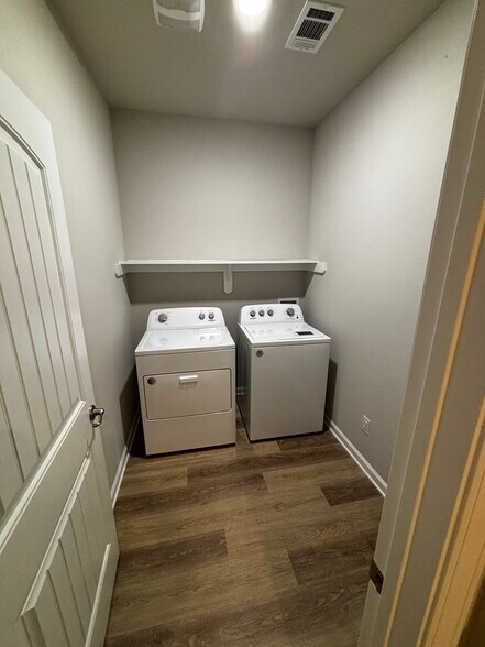 Building Photo - 5928 Pier Park Ave