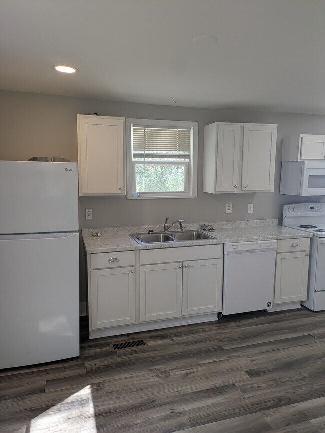 Building Photo - 806 N Woodland Dr