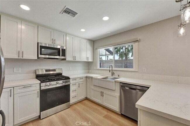 Building Photo - 629 S Yorba St