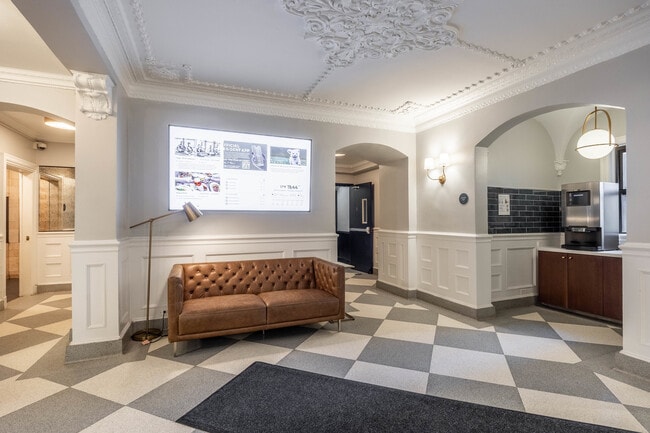 Building Photo - 1140 N La Salle Dr