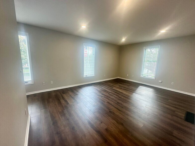 Building Photo - 720 Main St