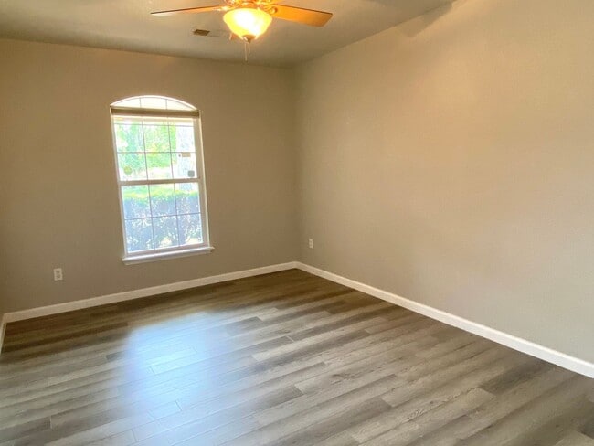 Building Photo - 4 Bed 2.5 Bath in NW OKC // Deer Creek Schools