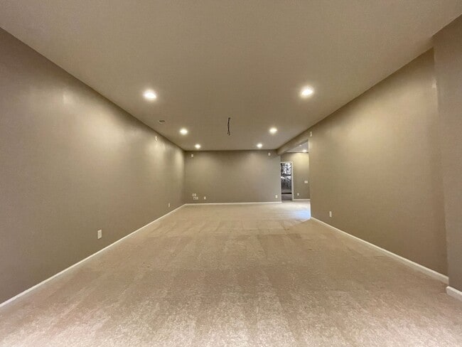 Building Photo - Spectacular 4 Bed 3.5 Bath Townhouse In Br...