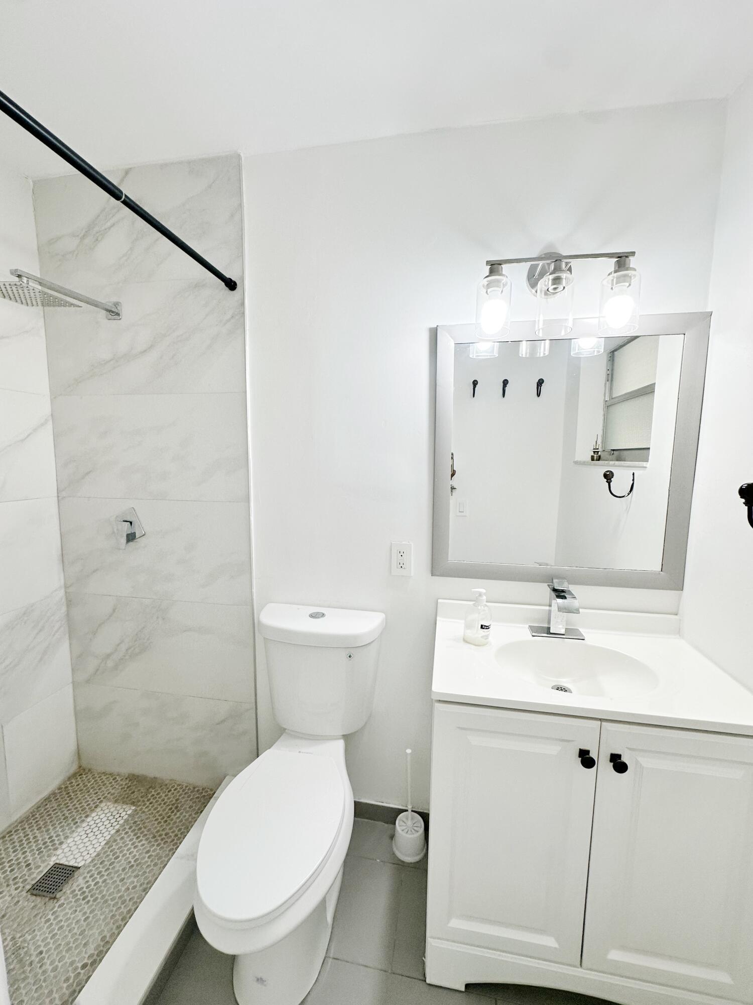 Building Photo - 207 Huron Pl