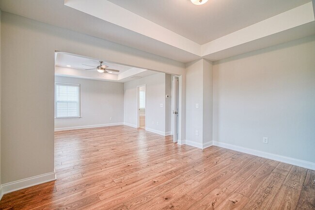 Building Photo - Gorgeous 4 BR, 3 BA Home With Easy Access ...
