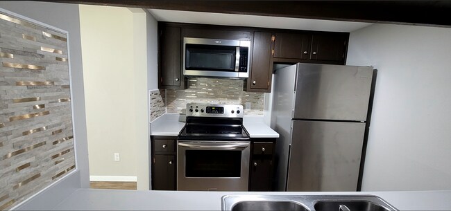 Building Photo - Spacious top floor  2 bedroom 1 bath Apart...
